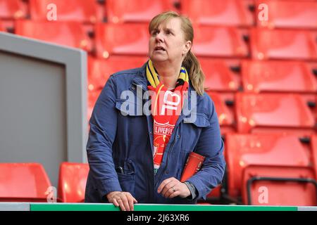 Liverpool, Großbritannien. 27. April 2022. Liverpool-Fans kommen zum Spiel Kredit: Nachrichtenbilder /Alamy Live Nachrichtenquelle: Nachrichtenbilder /Alamy Live Nachrichten Stockfoto