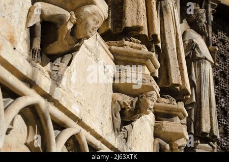 Details der Skulpturen auf der Arkade der Kirche Santa María aus dem 14.. Jahrhundert, Morella, Castellon, Spanien Stockfoto