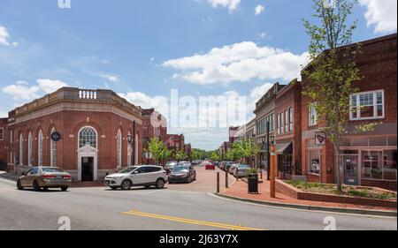 GREER, SC, USA 24. APRIL 2022: Kreuzung von Poinsett und Trade Street, zeigt das Gebäude der Barista Alley. Sonniger Frühlingstag. Stockfoto