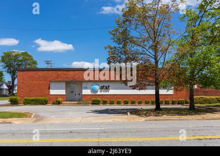 GREER, SC, USA 24. APRIL 2022: AT&T-Gebäude in der Innenstadt. Zeigt Logo und Gebäude. Stockfoto