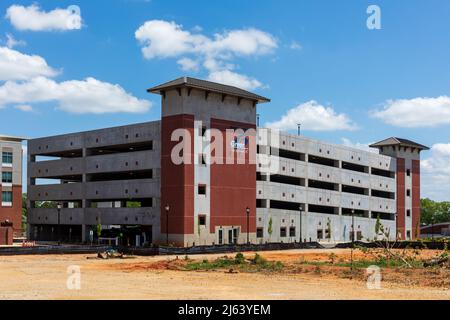 GREER, SC, USA 24. APRIL 2022: Parkdeck in der Innenstadt von Greer. Stockfoto