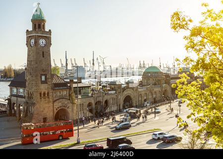 St. Pauli Landungsbrücken und Hafenanlagen in Hamburg an einem sonnigen Frühlingstag Stockfoto