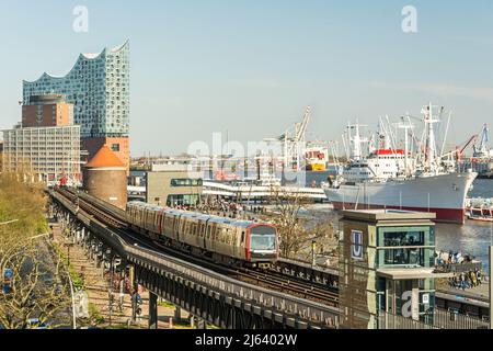 Blick auf die Elbe, das Wasser und die Bahngleise an den berühmten St. Pauli Landungsbrücken in Hamburg Stockfoto