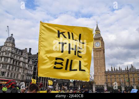 London, Großbritannien. 26.. April 2022. Demonstranten versammelten sich auf dem Parliament Square, um gegen das Gesetz über Polizei, Kriminalität, Verurteilung und Gerichte sowie das Gesetz über Nationalität und Grenzen zu protestieren. Stockfoto