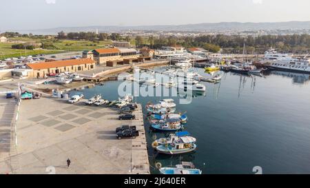 Paphos, Zypern - 2. April 2022: Luftaufnahme des Hafens von Paphos mit Booten und Schiffen. Stockfoto