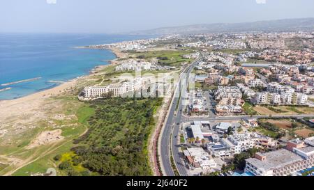 Paphos, Zypern - 2. April 2022: Luftaufnahme der Städte Paphos und Chloraka. Stockfoto