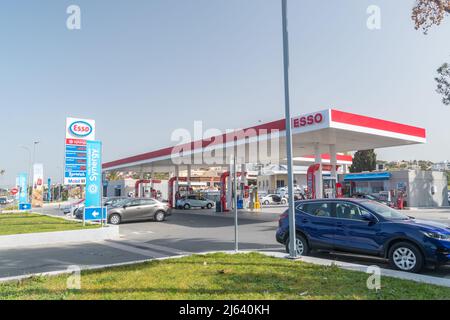 Paphos, Zypern - 2. April 2022: Esso-Tankstelle in Paphos. Esso ist ein Handelsname für ExxonMobil. Stockfoto