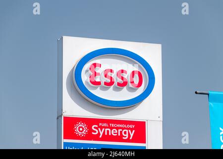 Paphos, Zypern - 2. April 2022: Logo und Schild von Esso an der Tankstelle in Paphos. Esso ist ein Handelsname für ExxonMobil. Stockfoto