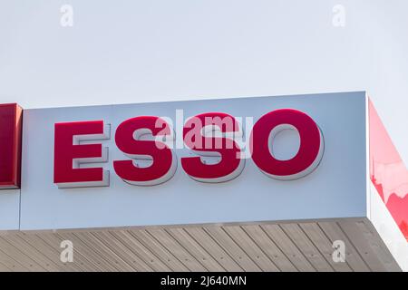 Paphos, Zypern - 2. April 2022: Esso-Tankstelle in Paphos. ESSO ist eine Marke von ExxonMobil. Stockfoto
