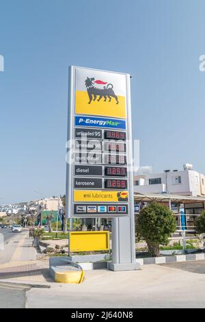 Paphos, Zypern - 2. April 2022: Preistafel auf Eni an der Tankstelle. ENI ist ein multinationales italienisches Öl- und Gasunternehmen mit Sitz in Rom. Stockfoto