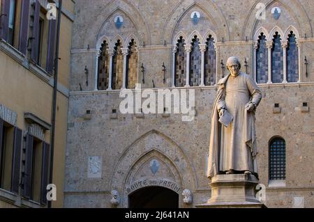 Siena, Italien 04/07/2005: Sitz des Monte dei Paschi di Siena, historischer Palast von Salimbeni. ©Andrea Sabbadini Stockfoto