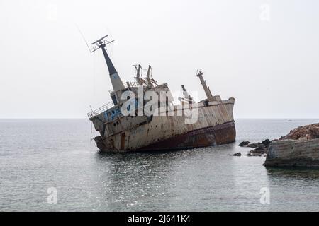 Peyia, Zypern - 2. April 2022: Verlassenes Schiffswrack von Edro III an der Küste von Peyia. Stockfoto