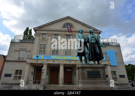 Weimar, Deutschland 07-25-2021 Goethe- und Schiller-Denkmal vor dem Deutschen Nationaltheater Stockfoto