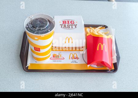 Paphos, Zypern - 2. April 2022: McDonald's großes leckeres Menü mit einer großen Tasse Coca-Cola und großen pommes Frites. Big N’ Tasty ist ein von McDo verkaufter Hamburger Stockfoto