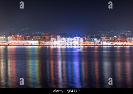 Paphos, Zypern - 2. April 2022: Blick auf die Stadt Paphos bei Nacht. Stockfoto