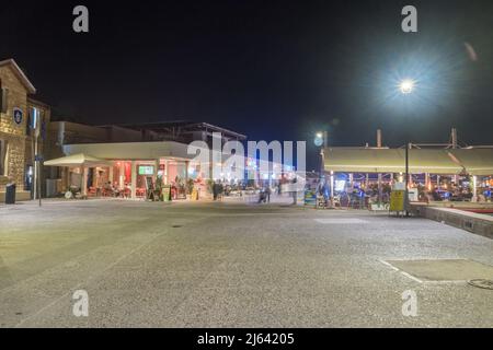 Paphos, Zypern - 2. April 2022: Hafen von Paphos bei Nacht. Der Hafen von Paphos ist einer der ältesten Häfen Zyperns. Stockfoto