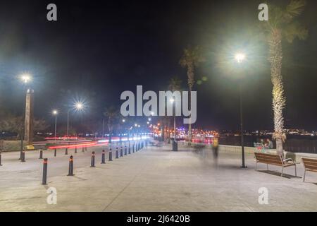 Paphos, Zypern - 2. April 2022: Paphos-Böschung am Mittelmeer in der Nacht. Stockfoto