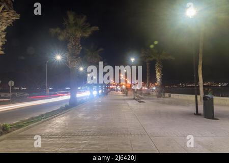 Paphos, Zypern - 2. April 2022: Bürgersteig an der Poseidonos Avenue in Paphos in der Nacht. Stockfoto