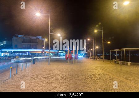 Paphos, Zypern - 2. April 2022: Langzeitaufnahme des Bürgersteiges an der Poseidonos Avenue in der Nacht. Stockfoto