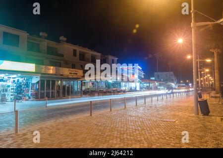 Paphos, Zypern - 2. April 2022: Langzeitaufnahme der Poseidonos Avenue in Paphos in der Nacht. Stockfoto