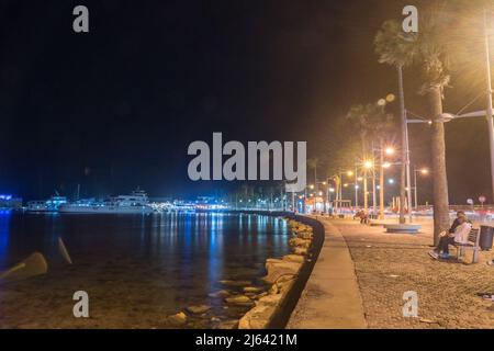 Paphos, Zypern - 2. April 2022: Nachtansicht auf den Damm und den Hafen von Paphos. Stockfoto