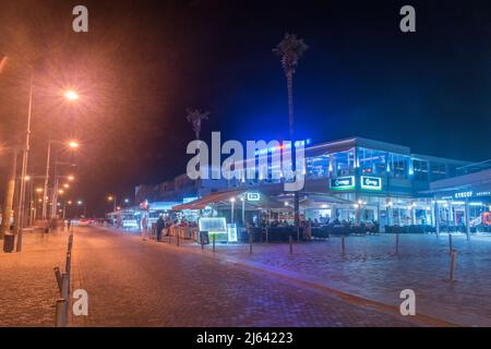 Paphos, Zypern - 2. April 2022: Touristenallee am Mittelmeer in der Nacht. Stockfoto