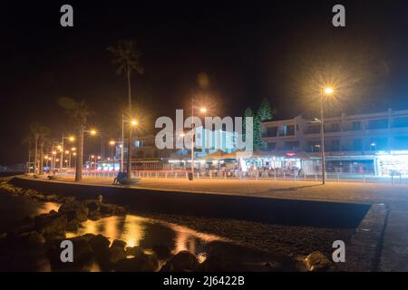 Paphos, Zypern - 2. April 2022: Blick über Nacht auf den Damm und die Touristenallee entlang des Mittelmeers. Stockfoto