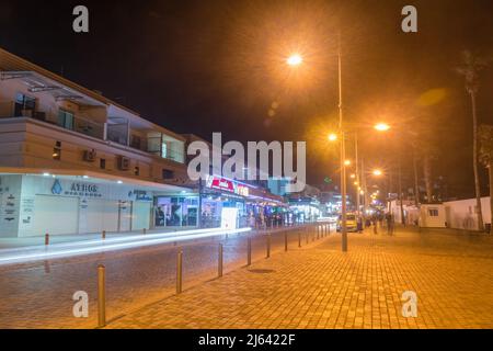 Paphos, Zypern - 2. April 2022: Touristischer Teil der Stadt Paphos in der Nacht. Stockfoto