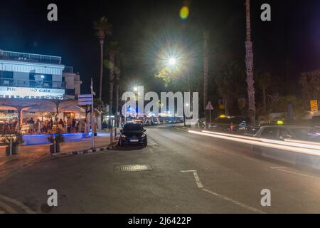 Paphos, Zypern - 2. April 2022: Nächtlicher Blick auf die Straße im Stadtzentrum von Paphos. Stockfoto