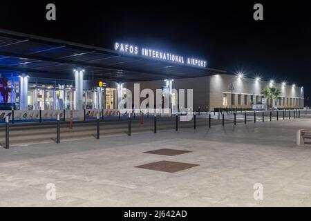 Paphos, Zypern - 2. April 2022: Nachtansicht auf dem Paphos International Airport, dem gemeinsamen öffentlichen zivil-militärischen Flughafen. Stockfoto