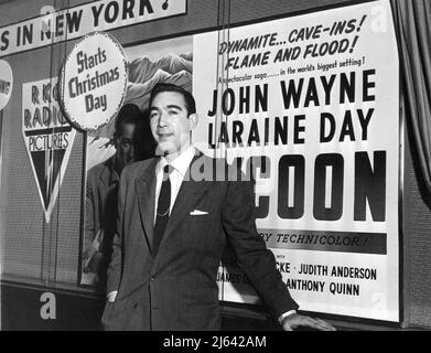 ANTHONY QUINN vor der Lobby-Ausstellung im RKO Palace Kino in New York zur Premiere seines neuesten Films TYCOON mit JOHN WAYNE und DEM REGISSEUR RICHARD WALLACE RKO Radio Picches am Weihnachtstag 1947 Stockfoto