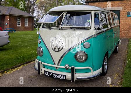 1966 Volkswagen Camper Van „KUY 896D“ auf der April Scramble ‘Bicester Heritage Centre am 23.. April 2022 ausgestellt Stockfoto