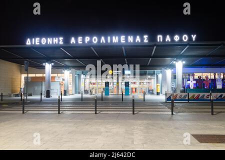 Paphos, Zypern - 2. April 2022: Nachteingang zum internationalen Flughafen von Paphos. Stockfoto