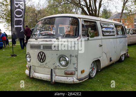 Klassischer VW Campervan, ausgestellt auf der April Scramble, die am 23.. April 2022 im Bicester Heritage Center stattfand Stockfoto