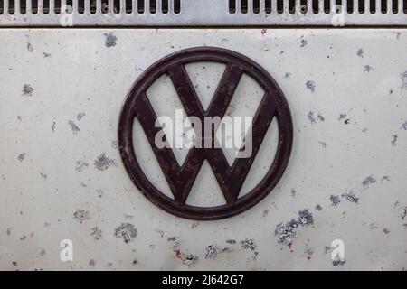 Volkswagen VW-Emblem auf der Vorderseite eines klassischen VW-Wohnwagens Stockfoto