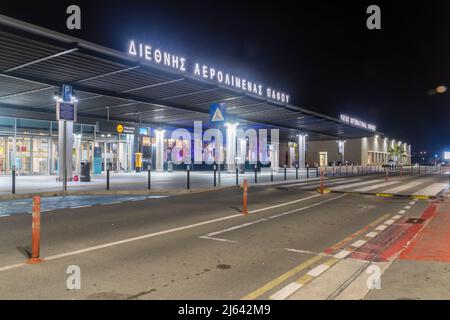 Paphos, Zypern - 2. April 2022: Internationaler Flughafen Paphos (IATA: PFO, ICAO: LCPH) bei Nacht. Stockfoto