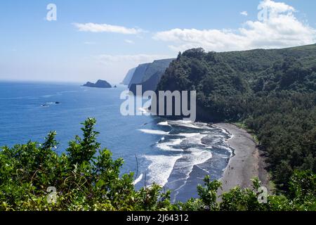 Blick auf den schwarzen Sandstrand und die Klippen dahinter vom Pololu Valley Aussichtspunkt auf der nördlichen Kohala Küste der Big Island von Hawaii, USA. Stockfoto