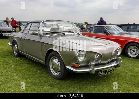 Volkswagen Karmann Ghia Rasierer Typ 34 ‘OAL 250F’ auf der April Scramble im Bicester Heritage Center am 23. April 2022 zu sehen Stockfoto