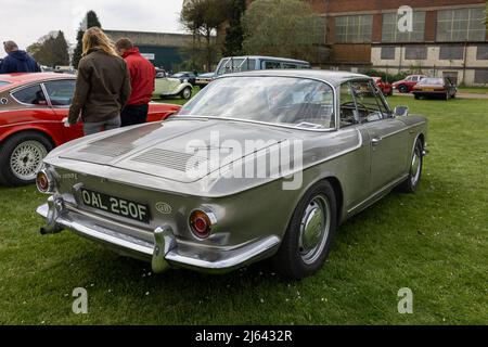 Volkswagen Karmann Ghia Rasierer Typ 34 ‘OAL 250F’ auf der April Scramble im Bicester Heritage Center am 23. April 2022 zu sehen Stockfoto