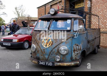 Custom Volkswagen Pickup Van (340 YUD) auf dem April Scramble im Bicester Heritage Center am 23.. April 2022 ausgestellt Stockfoto