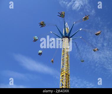 SOUTHPORT. LANCASHIRE. ENGLAND. 09-08-14. Der Jahrmarkt an einem belebten Samstagnachmittag im Küstenresort. Der Skyride dreht die Passagiere durch Th Stockfoto