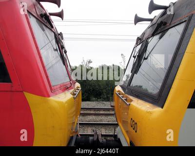 WARRINGTON. „HES“. ENGLAND. 12-09-13. Bank Quay Station, DB 92042 und DB 92030. Stockfoto