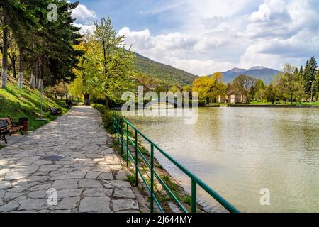 Dilijan, Armenien - 26. April 2022 - Wanderweg entlang des kleinen Sees in Dilijan, Armenien an einem schönen Frühlingstag Stockfoto