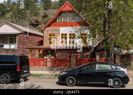 Dilijan, Armenien - 25. April 2022 - Carahunge Cafe Gebäude auf Getapnya Streein in Dilijan, Armenien Stockfoto