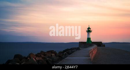 Der Leuchtturm in sassnitz deutschland erleuchtet von den Lichtern des Sonnenuntergangs Stockfoto