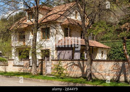 Dilijan, Armenien - 25. April 2022 - Weisses Ziegelhaus an der Getapnya Straße in Dilijan, Armenien Stockfoto
