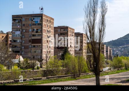 Dilijan, Armenien - 25. April 2022 - Wohngebäude in der Getapnya Straße am Fluss Agschtev in Dilijan, Armenien Stockfoto