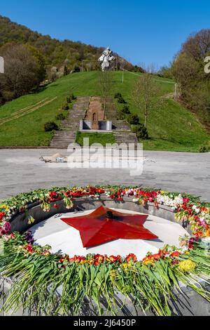 Dilijan, Armenien - 25. April 2022 - die große patriotische Kriegsskulptur und ihre Umgebung in Dilijan, Armenien Stockfoto