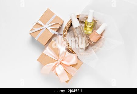 Bio-Kosmetik und Geschenke für den Urlaub. Flach liegend, Draufsicht klare Glas-Pumpe Flasche, Pinsel-Glas, feuchtigkeitsspendende Serum-Glas in einem Papierkorb auf einem Whit Stockfoto