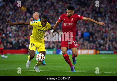 Liverpools Luis Diaz (rechts) und Villarreals Pervis Estupinan kämpfen während des UEFA Champions League-Halbfinals, dem ersten Beinspiel in Anfield, Liverpool, um den Ball. Bilddatum: Mittwoch, 27. April 2022. Stockfoto